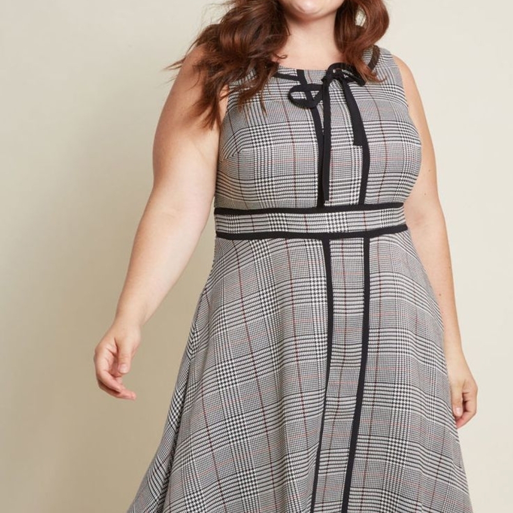 Chic Plaid Midi Dress in Black and White